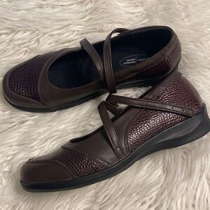 AETREX customizes comfort shoes left shoe is size 8.5W and right shoe is size 9